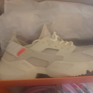 jeko women's sneaker size 9 color beige